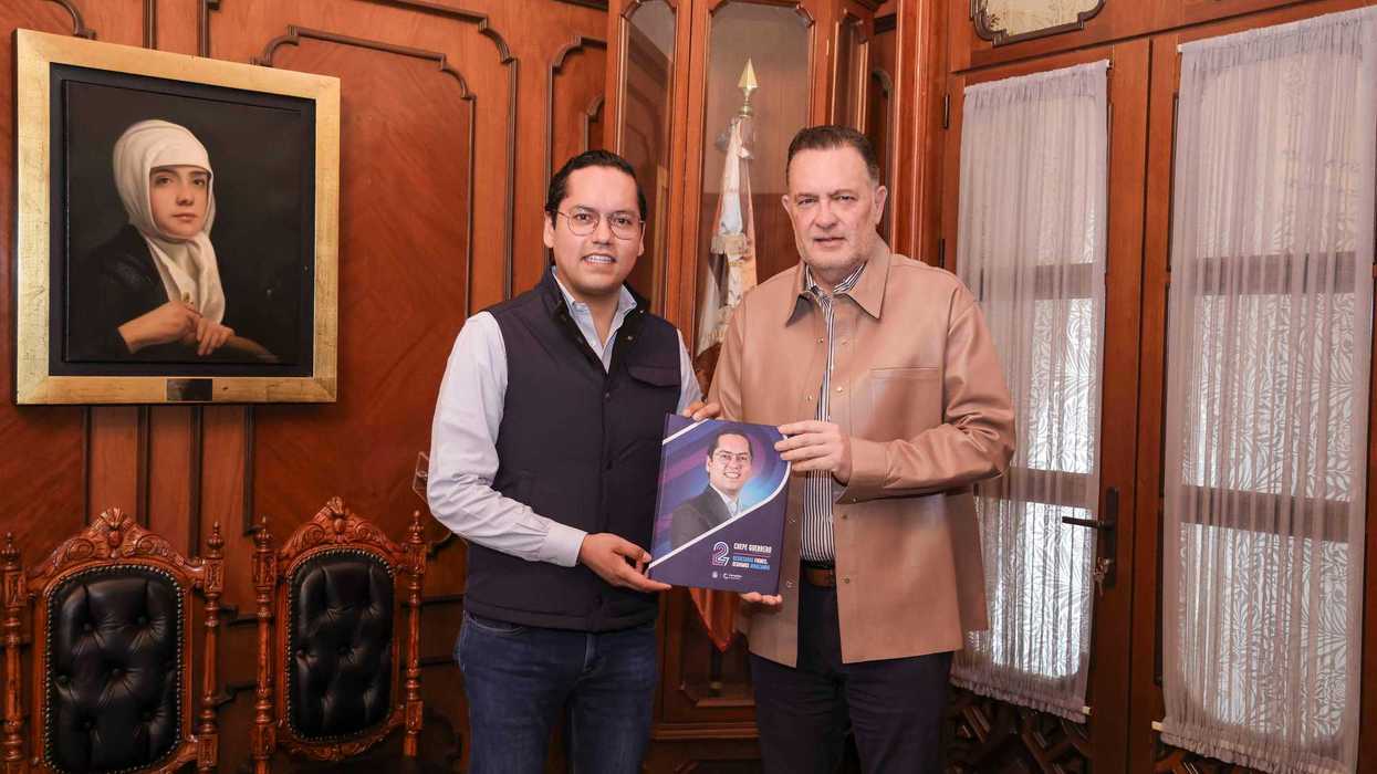 Chepe Guerrero entrega a Mauricio Kuri González el libro del Segundo Informe de Resultados de Corregidora