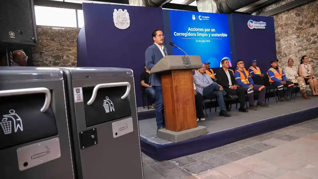 Chepe Guerrero, funcionarios municipales y personal operativo durante la presentación de las papeleras inteligentes en Corregidora.