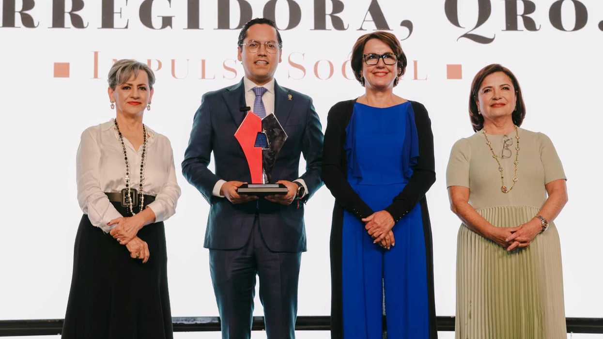 Chepe Guerrero muestra el trofeo del Premio a las Mejores Prácticas de Gobiernos Locales, otorgado por Pirámides Cerca De Ti.