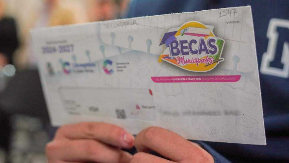 Chepe Guerrero, presidente de Corregidora, reconoció el esfuerzo de 462 estudiantes beneficiados. En la segunda etapa se integraron 99 nuevos becarios de escuelas públicas y privadas del municipio.