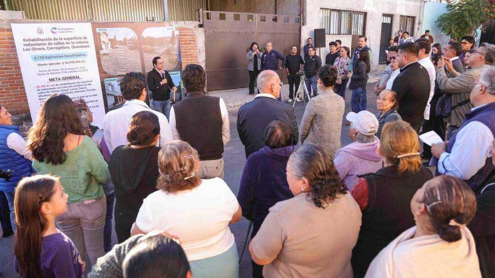 Chepe Guerrero, presidente municipal de Corregidora, inaugura rehabilitación de calles en colonia Los Olvera.