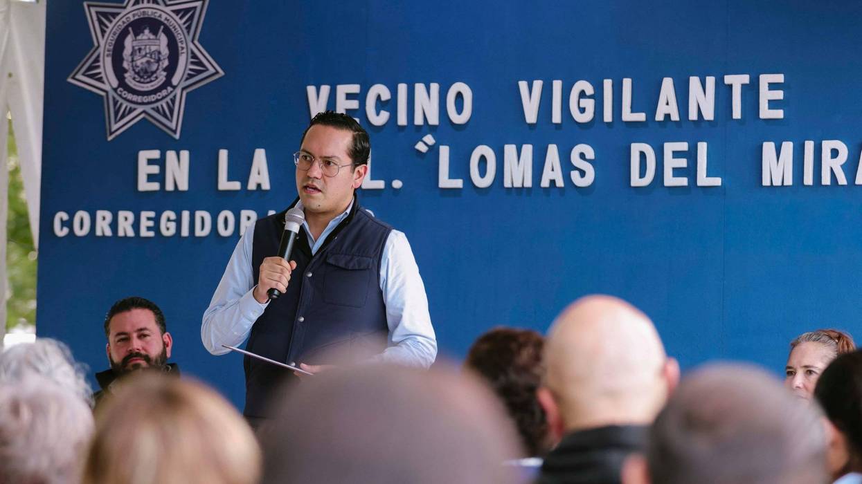 Chepe Guerrero se dirige a los asistentes a la reunión de Vecino Vigilante en Lomas del Mirador, Corregidora