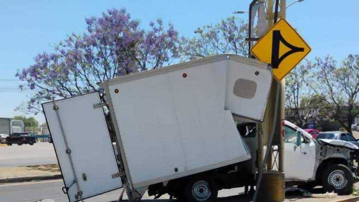 Choca camioneta contra poste en carretera estatal 100.