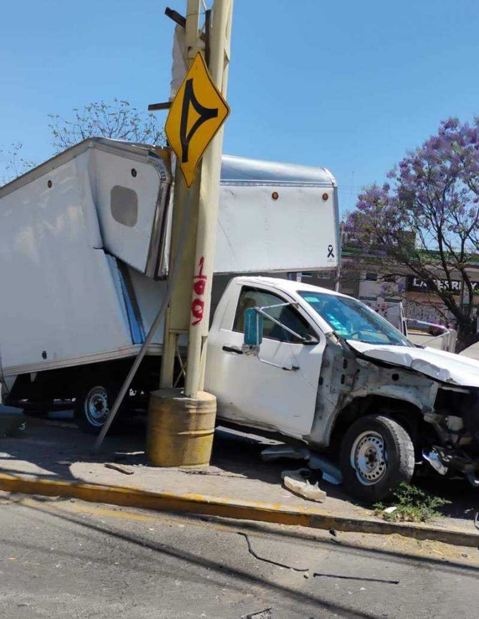 Choca camioneta contra poste en carretera estatal 100.