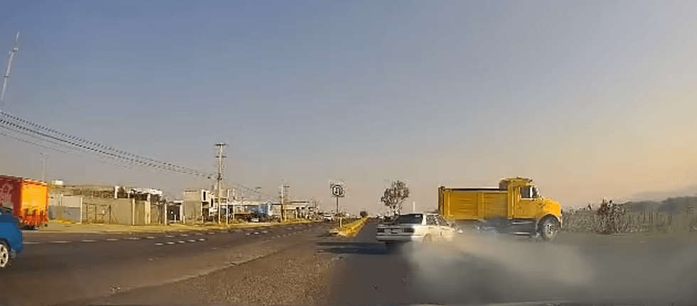 Choque de auto Nissan contra cami\u00f3n materialista en carretera Tequisquiapan-Ezequiel Montes captado por dashcam