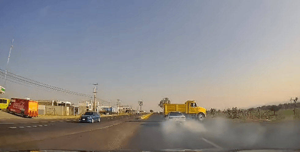 Choque de auto Nissan contra cami\u00f3n materialista en carretera Tequisquiapan-Ezequiel Montes captado por dashcam