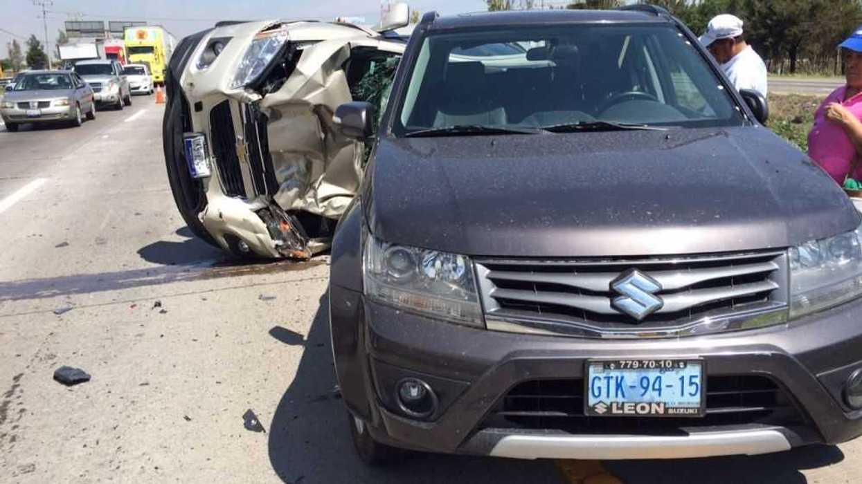 Choque de camioneta en autopista Querétaro México.