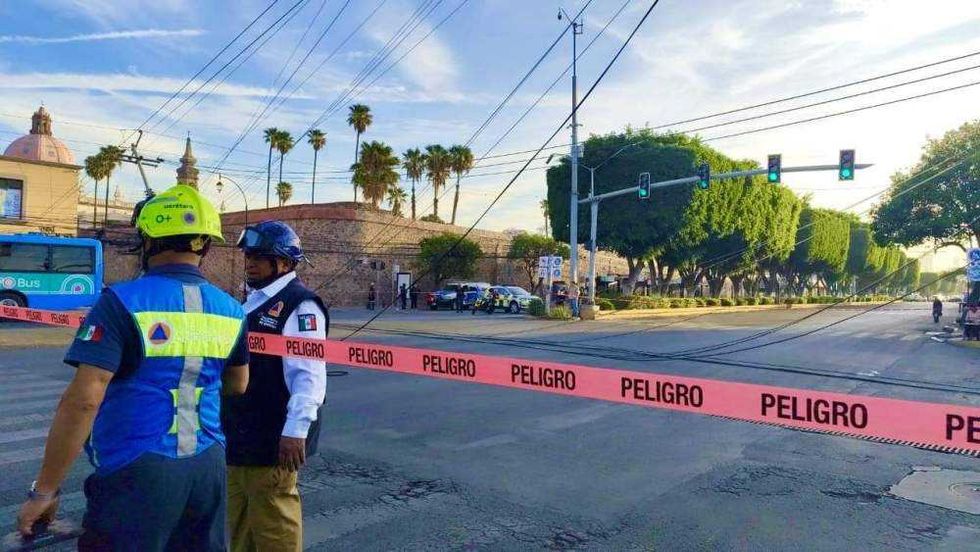 Choque derriba poste eléctrico: caos vial en zona Zaragoza-Montes.