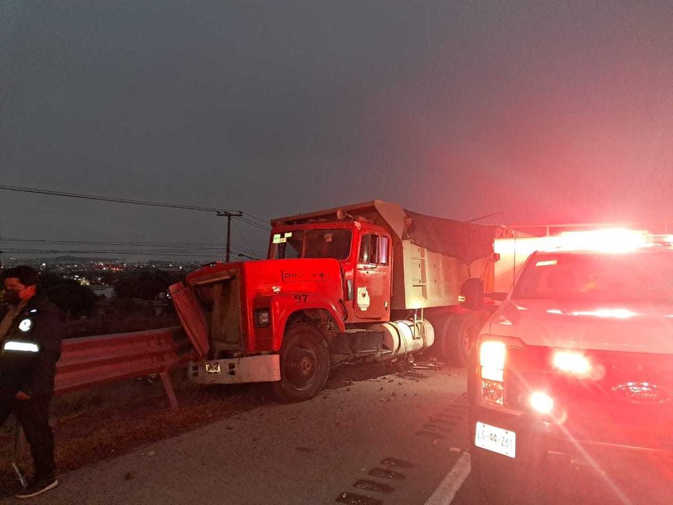 Choque entre autob\u00fas de Transportes Navarrete y cami\u00f3n materialista en el kil\u00f3metro 163 de la autopista M\u00e9xico-Quer\u00e9taro en San Juan del R\u00edo