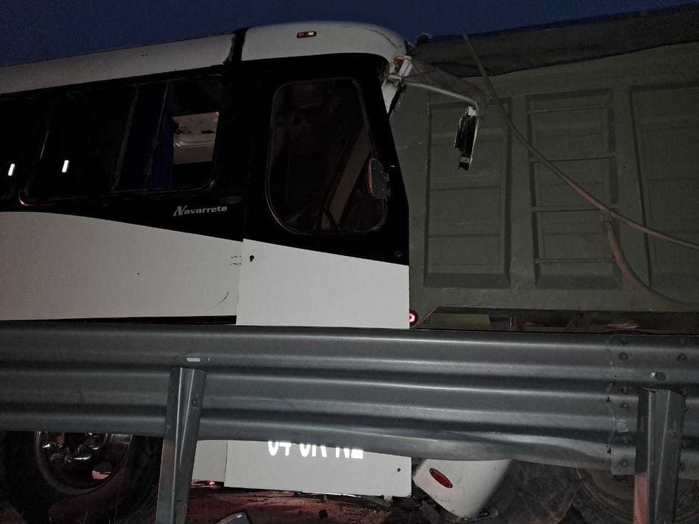 Choque entre autob\u00fas de Transportes Navarrete y cami\u00f3n materialista en el kil\u00f3metro 163 de la autopista M\u00e9xico-Quer\u00e9taro en San Juan del R\u00edo