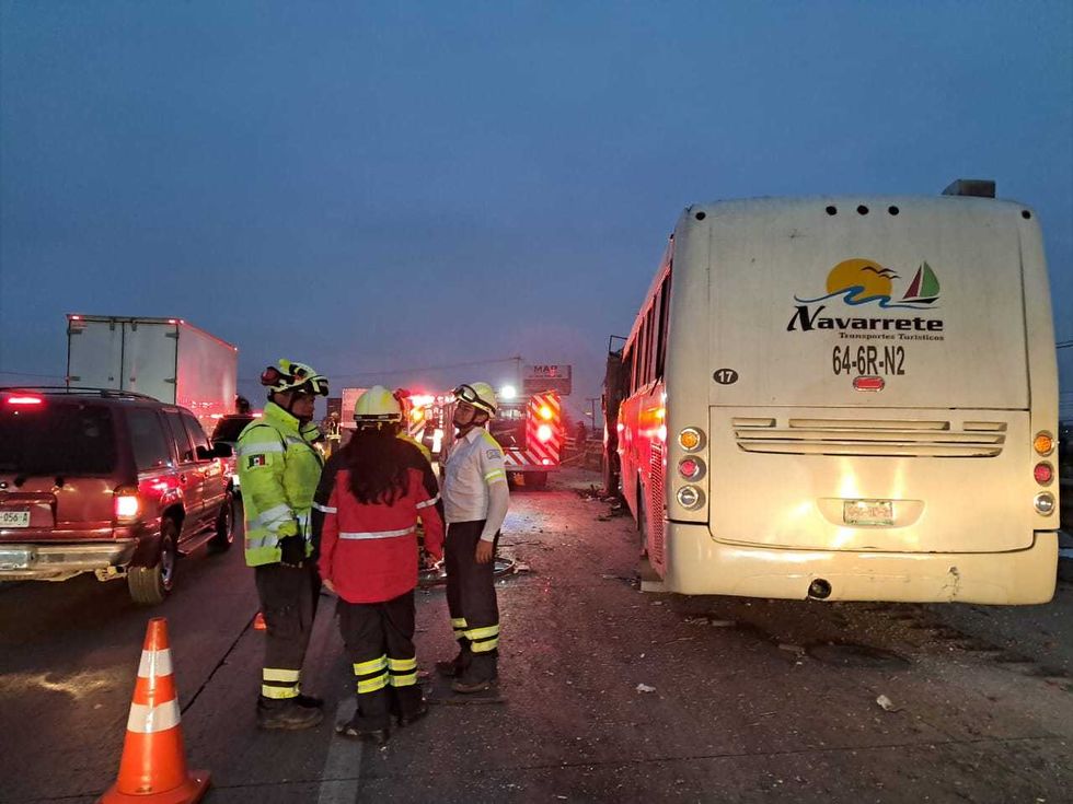 Choque entre autob\u00fas de Transportes Navarrete y cami\u00f3n materialista en el kil\u00f3metro 163 de la autopista M\u00e9xico-Quer\u00e9taro en San Juan del R\u00edo