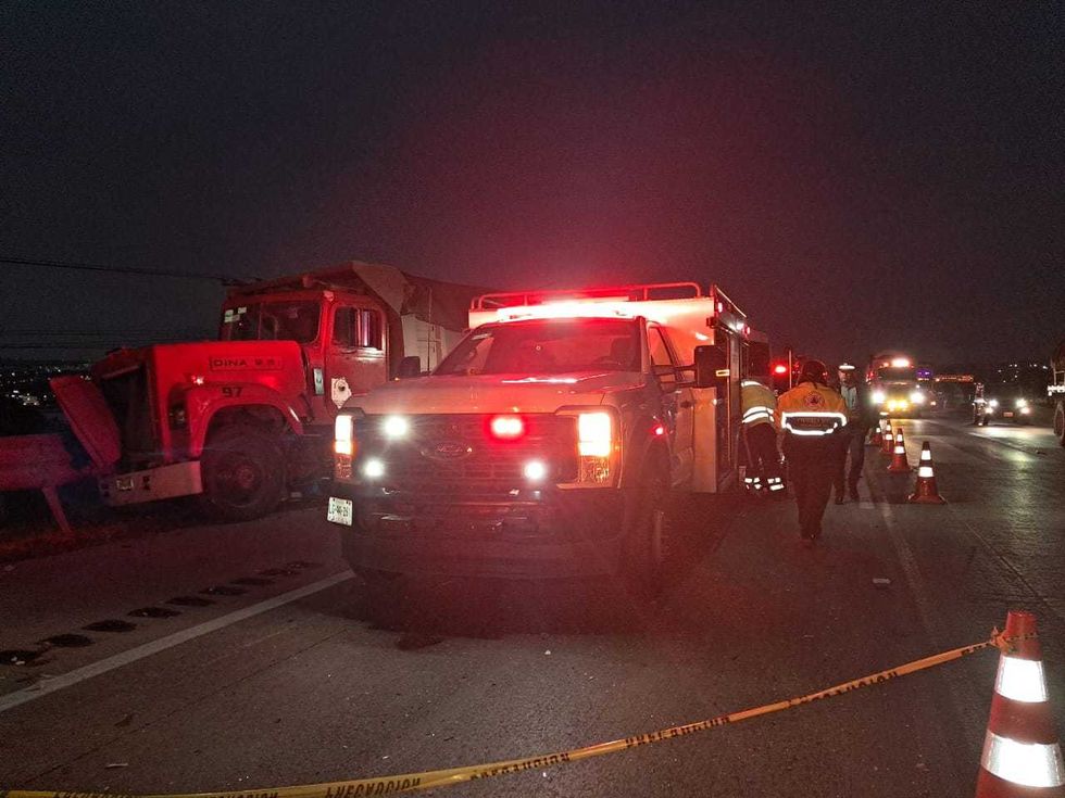 Choque entre autob\u00fas de Transportes Navarrete y cami\u00f3n materialista en el kil\u00f3metro 163 de la autopista M\u00e9xico-Quer\u00e9taro en San Juan del R\u00edo