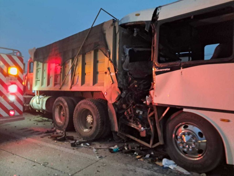 Choque entre autob\u00fas de Transportes Navarrete y cami\u00f3n materialista en el kil\u00f3metro 163 de la autopista M\u00e9xico-Quer\u00e9taro en San Juan del R\u00edo