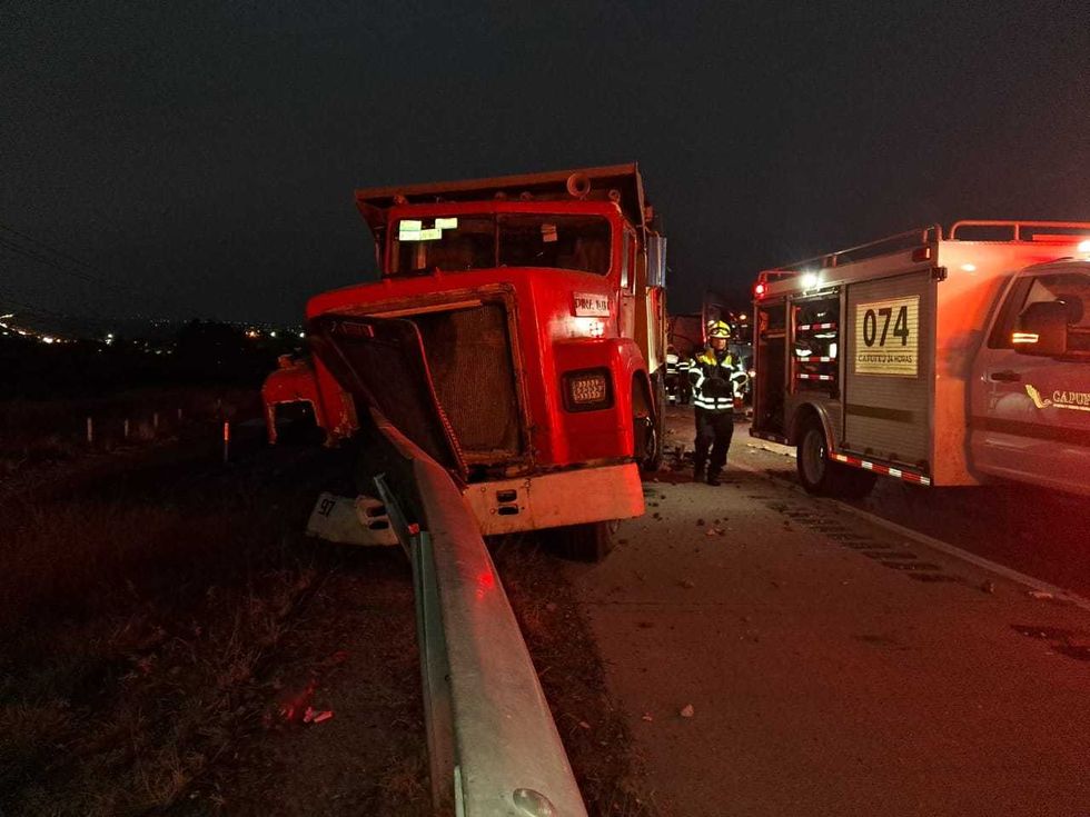 Choque entre autob\u00fas de Transportes Navarrete y cami\u00f3n materialista en el kil\u00f3metro 163 de la autopista M\u00e9xico-Quer\u00e9taro en San Juan del R\u00edo