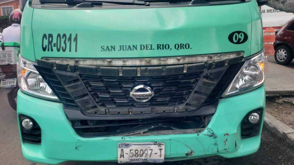 Choque entre camioneta y auto deja un lesionado en San Juan del Río.