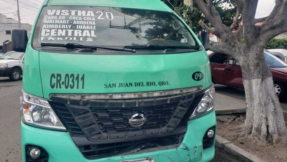 Choque entre camioneta y auto deja un lesionado en San Juan del Río.