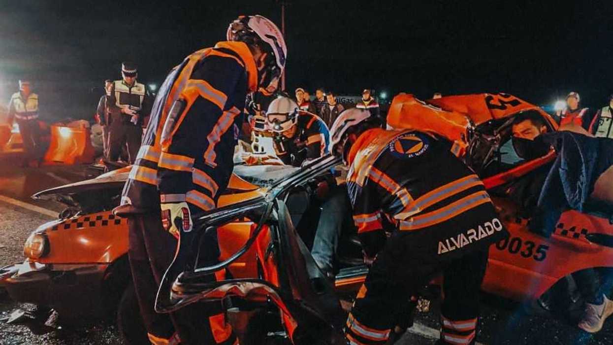 Choque entre tractocamión y taxi en Carretera 57 deja varios heridos. Foto: Ilustrativa/ Facebook/Protección Civil El Marqués.