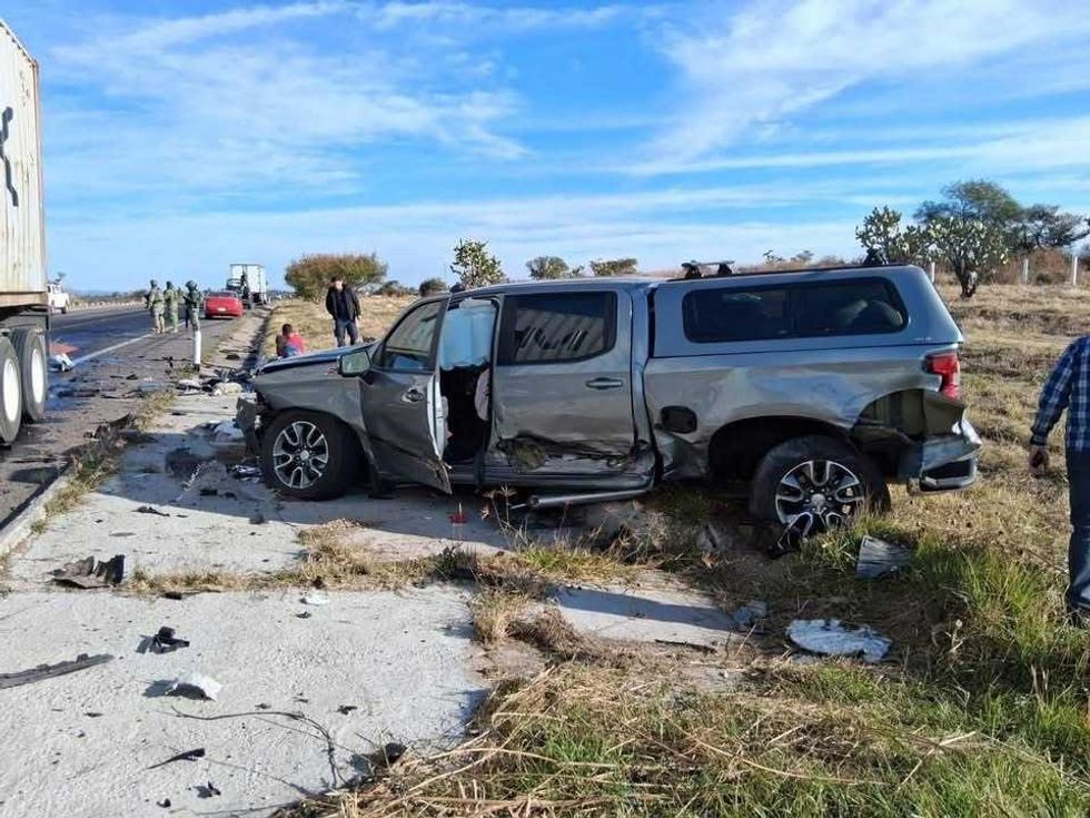 Choque frontal en autopista Aguascalientes-Le\u00f3n dej\u00f3 un adulto fallecido. Helic\u00f3ptero ambulancia traslad\u00f3 a lesionados graves.