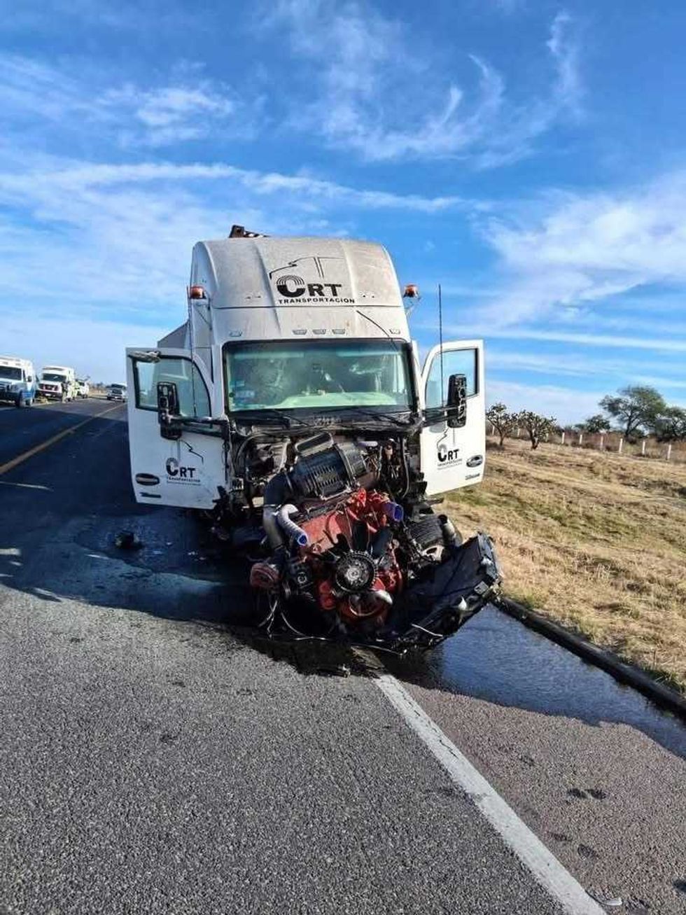 Choque frontal en autopista Aguascalientes-Le\u00f3n dej\u00f3 un adulto fallecido. Helic\u00f3ptero ambulancia traslad\u00f3 a lesionados graves.