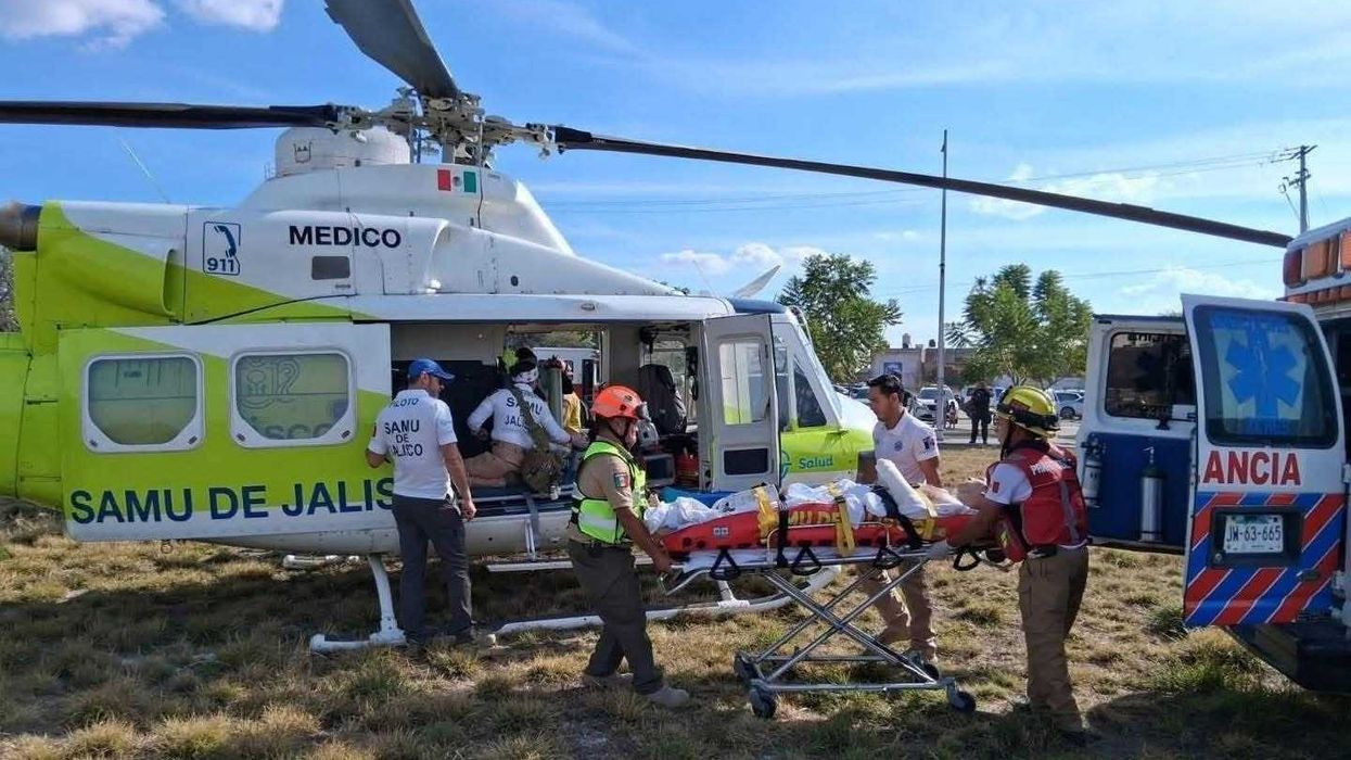 Choque frontal en autopista Aguascalientes-León dejó un adulto fallecido. Helicóptero ambulancia trasladó a lesionados graves.