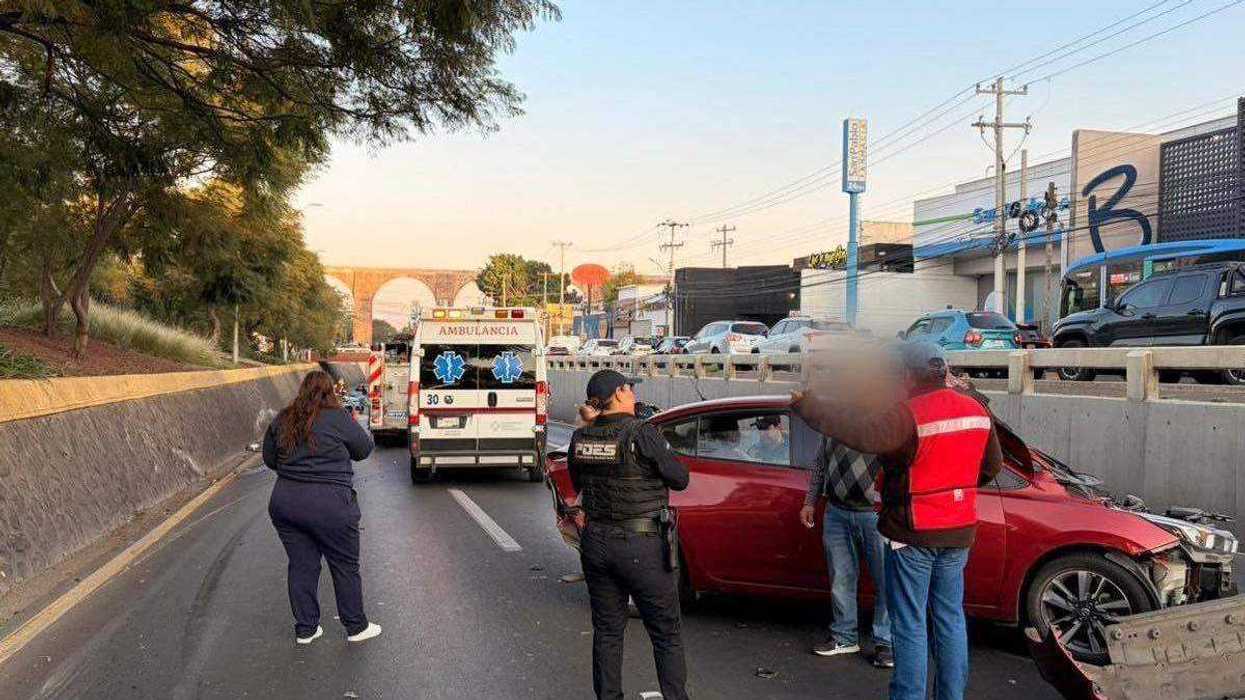 Choque múltiple en Bernardo Quintana deja dos personas hospitalizadas. Foto: PC Municipio Querétaro.
