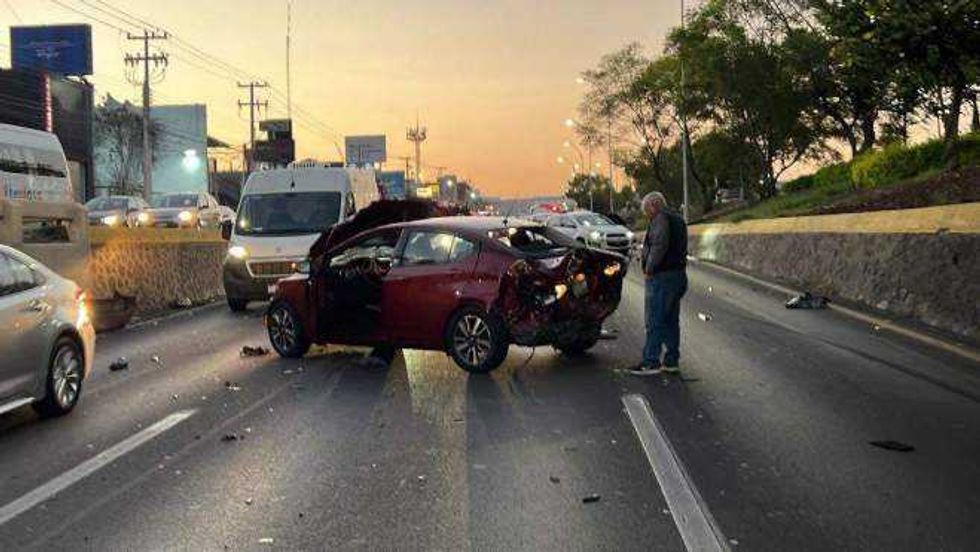 Choque múltiple en Bernardo Quintana deja dos personas hospitalizadas. Foto: PC Municipio Querétaro.