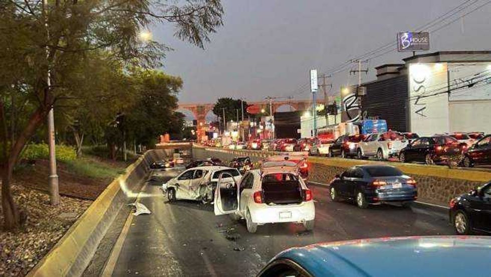 Choque múltiple en Bernardo Quintana deja dos personas hospitalizadas. Foto: PC Municipio Querétaro.