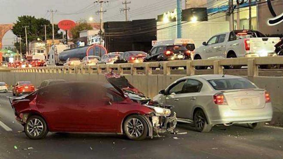 Choque múltiple en Bernardo Quintana deja dos personas hospitalizadas. Foto: PC Municipio Querétaro.