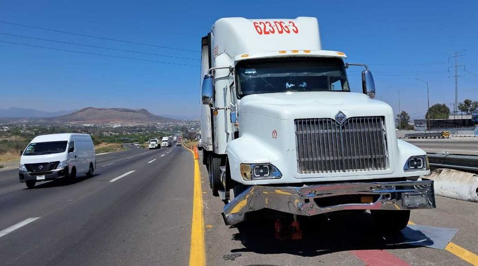 Choque por alcance entre tr\u00e1iler y camioneta en carretera M\u00e9xico-Quer\u00e9taro en San Juan del R\u00edo