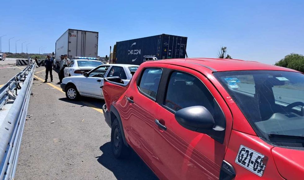 Choque por alcance entre tr\u00e1iler y camioneta en carretera M\u00e9xico-Quer\u00e9taro en San Juan del R\u00edo