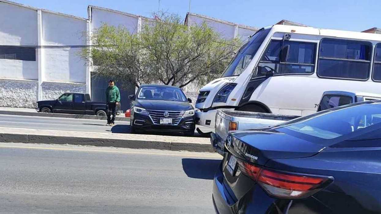 Choque sin lesionados en Avenida Constituyentes, en San Juan del Río.