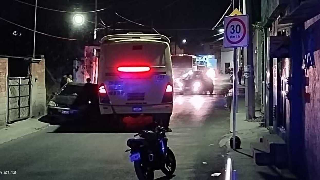 Choque sin lesionados entre camión urbano y vehículo en San Juan del Río.