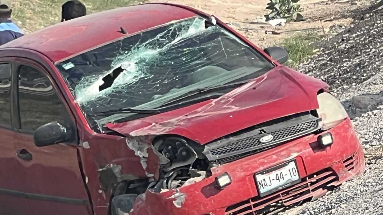 Choque y volcadura de dos vehículos en la México Querétaro.