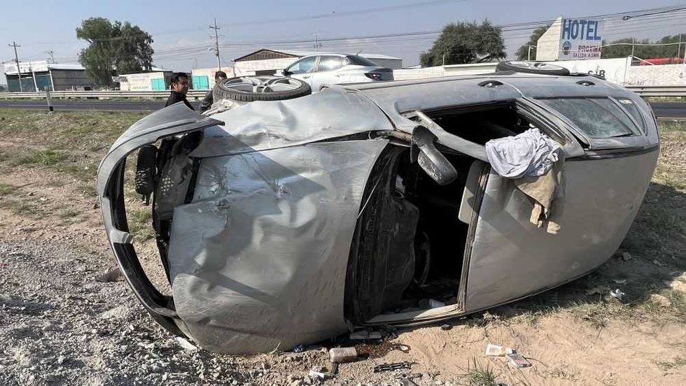 Choque y volcadura de dos vehículos en la México Querétaro.