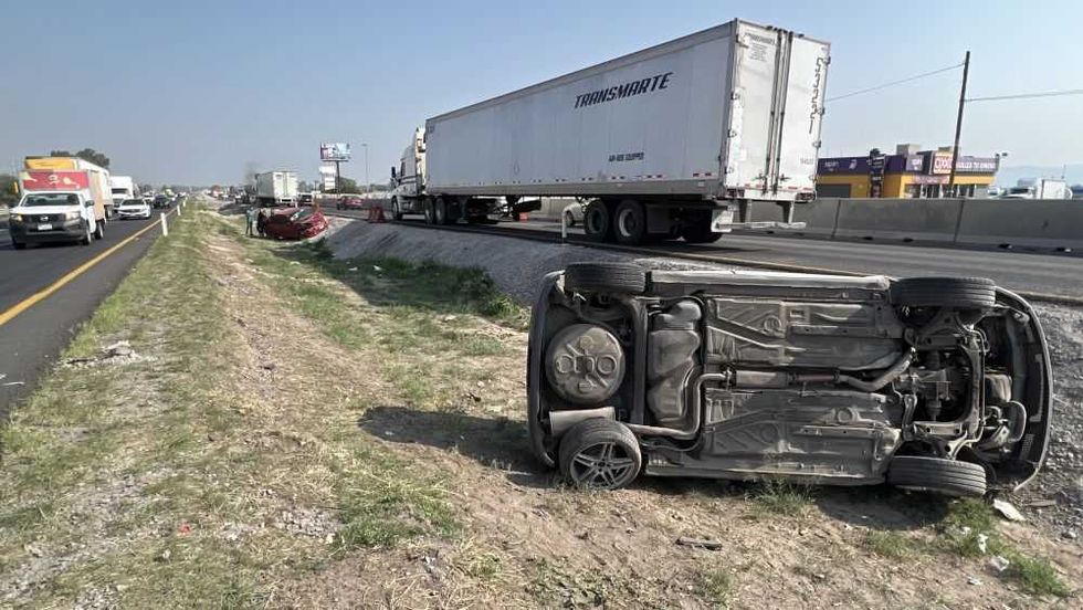 Choque y volcadura de dos vehículos en la México Querétaro.