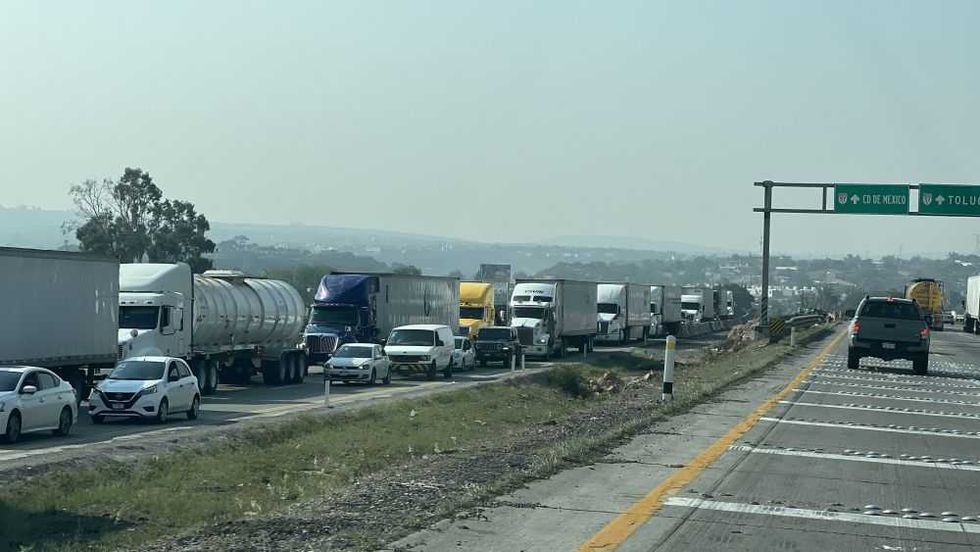 Choque y volcadura de dos vehículos en la México Querétaro.