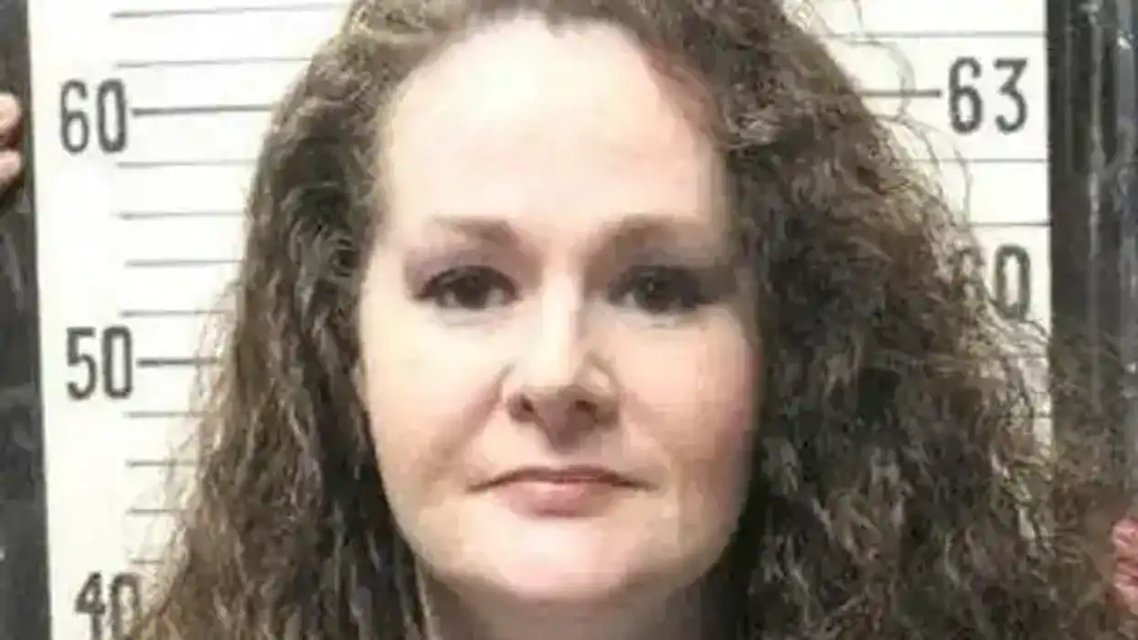 Christa Pike, de cabello largo y rizado, frente a una regla de estatura; sobrevivió al intento de ejecución en Tennessee