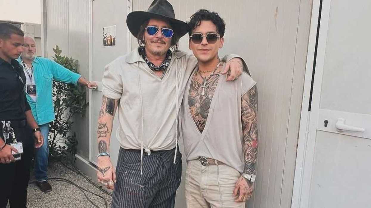 Christian Nodal presume su icónico encuentro con Johnny Depp. AGENCIA MÉXICO.