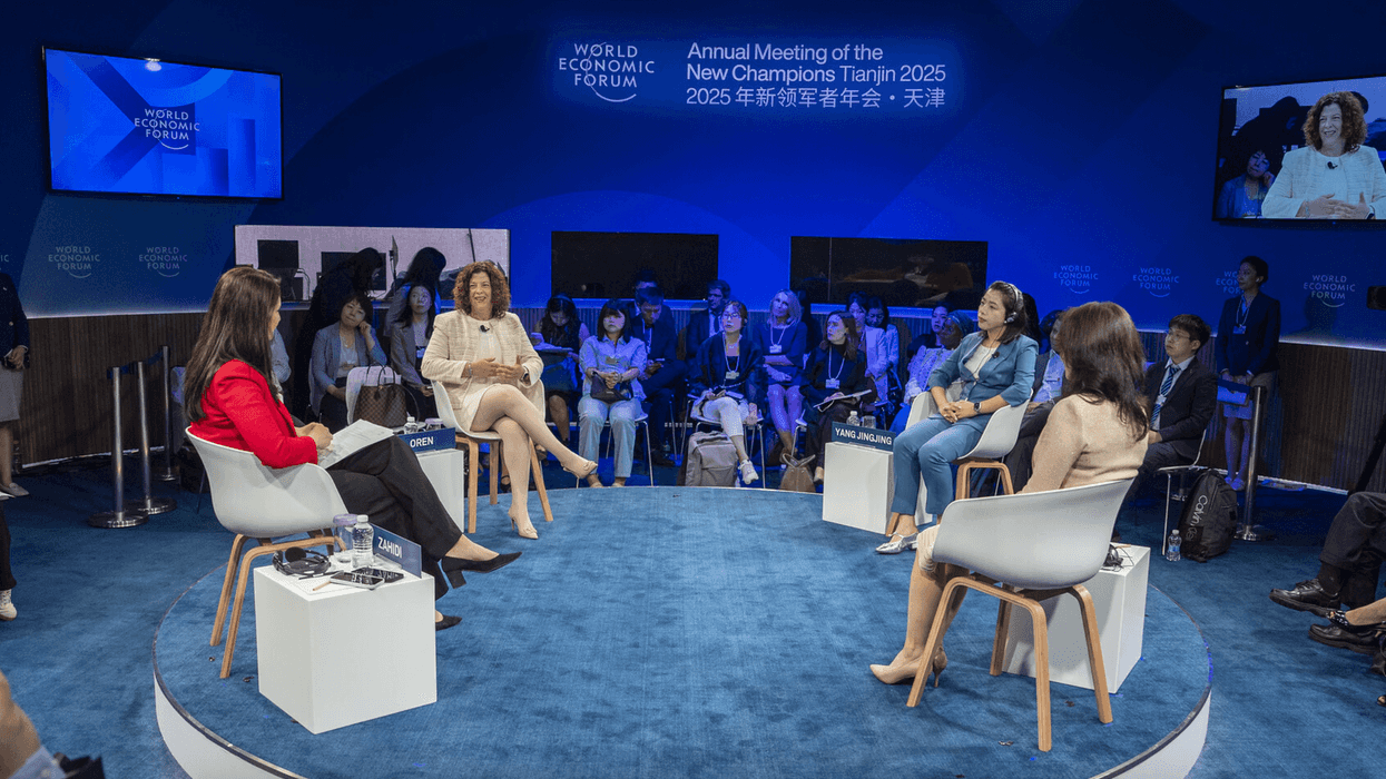 Christine Lagarde y líderes femeninas durante sesión del Foro Económico Mundial Davos 2026 sobre finanzas