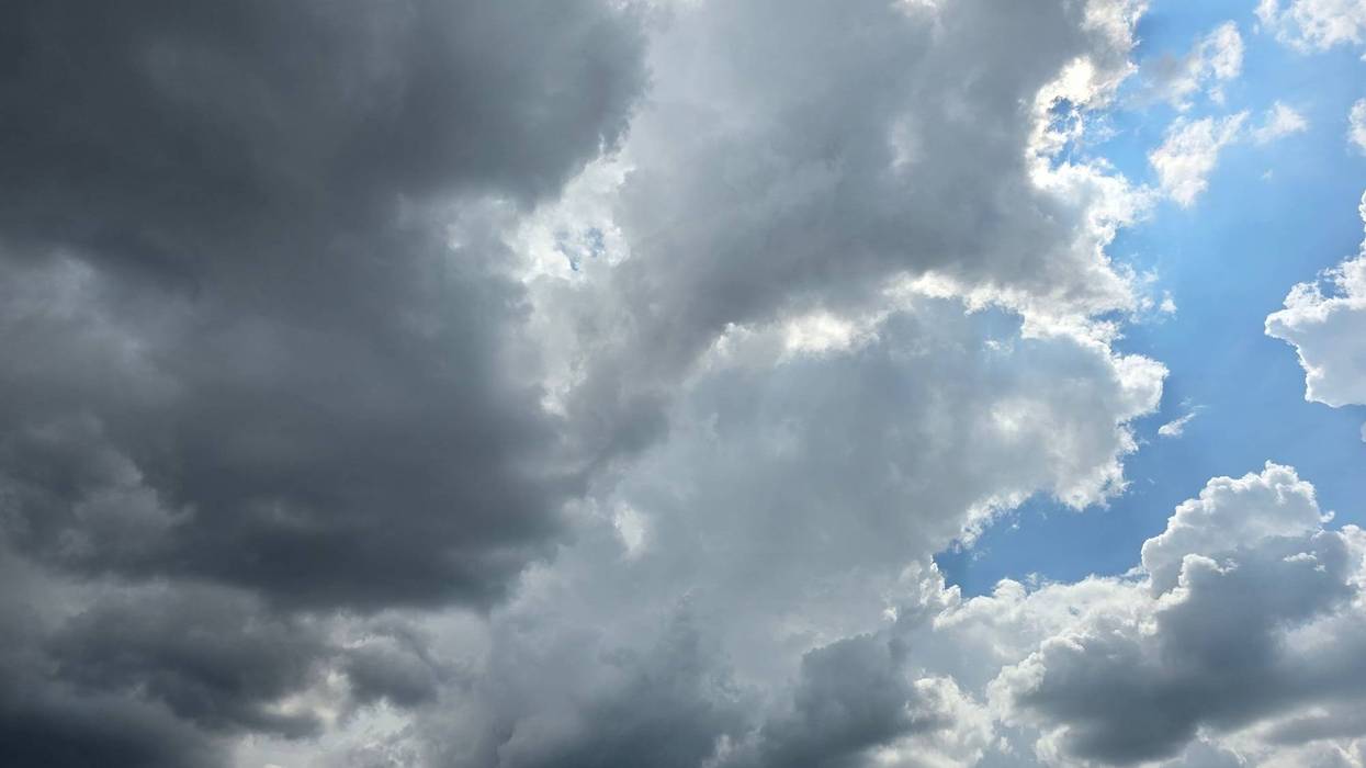 Cielo azul con nubes oscuras y blancas, imagen de nubosidad ilustrativa del pronóstico del clima en Querétaro