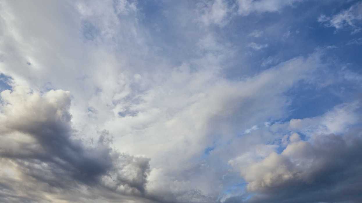 Cielo azul cubierto por nubes densas y oscuras, imagen ilustrativa del pronóstico de lluvias en Querétaro.