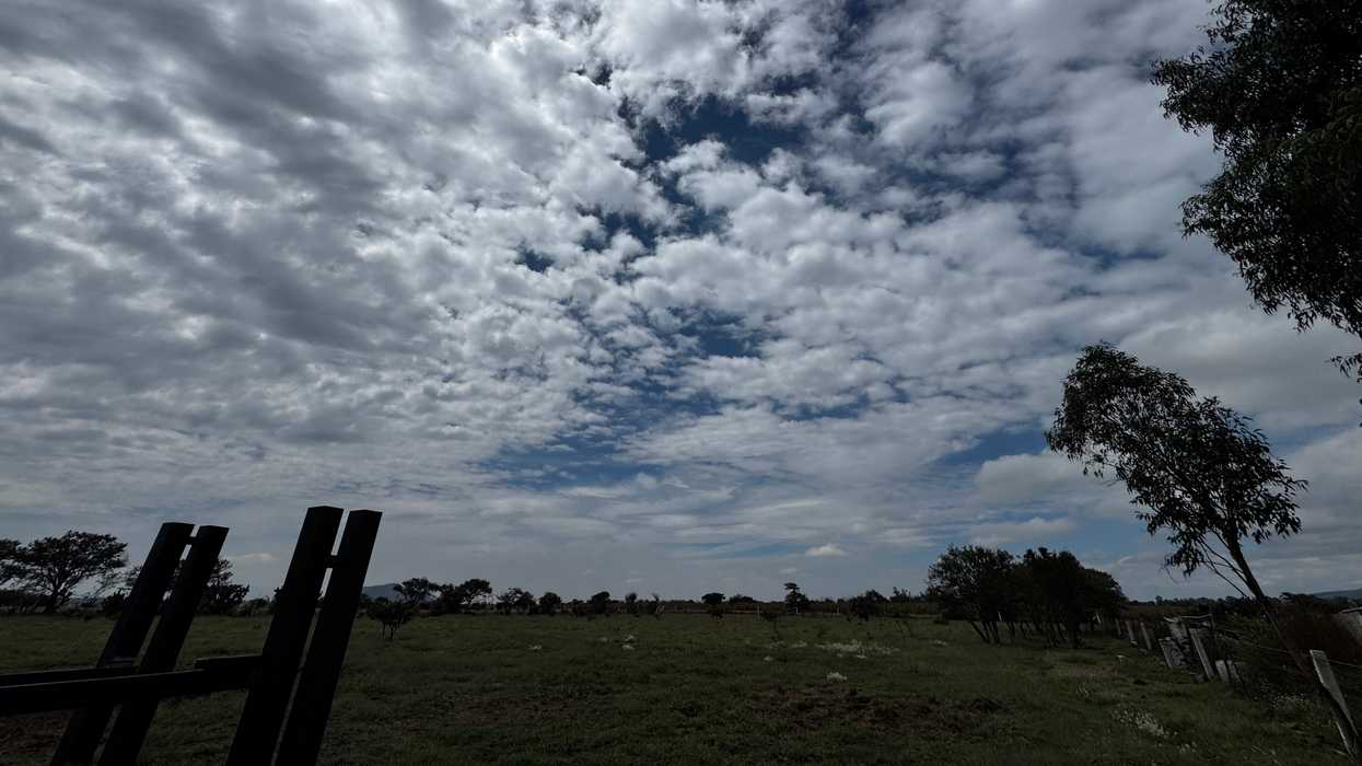 Cielo medio nublado sobre un campo de Querétaro, donde el SMN prevé chubascos con descargas eléctricas por la tarde