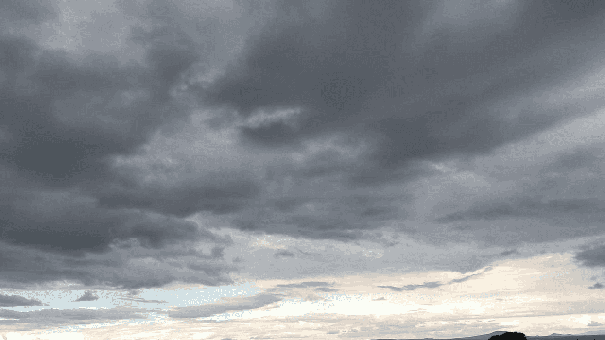 Cielo nublado con formaciones de tormenta sobre la zona urbana de San Juan del Río durante la tarde.
