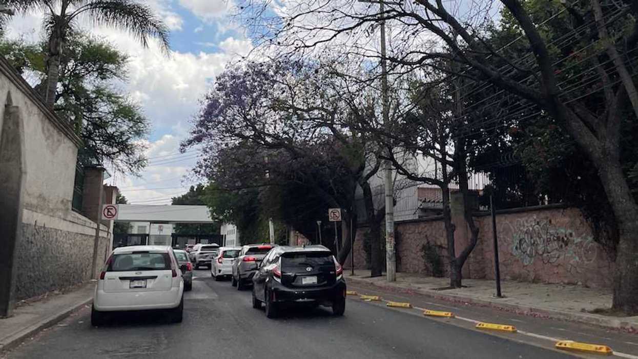 Cielo nublado con lluvia intensa sobre una vialidad de Querétaro durante el temporal pronosticado por el SMN.