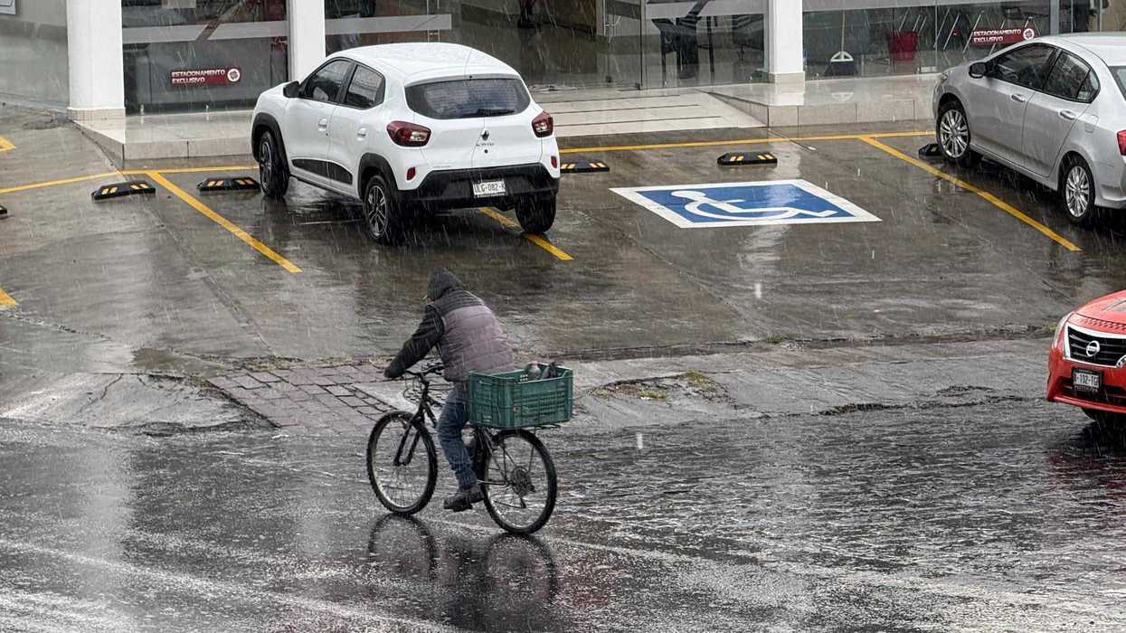 Cielo nublado con lluvia ligera sobre San Juan del Río, Querétaro, durante la tarde del 5 de marzo de 2026 por el frente frío 39