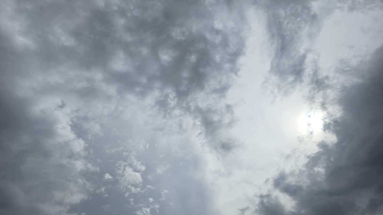 Cielo nublado con nubes de tormenta sobre Querétaro el 24 de agosto de 2026, en vísperas de chubascos con granizo y rachas de viento.