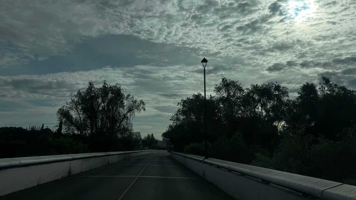 Cielo nublado sobre un puente con farola y árboles en San Juan del Río, Querétaro, ante el pronóstico de lluvia