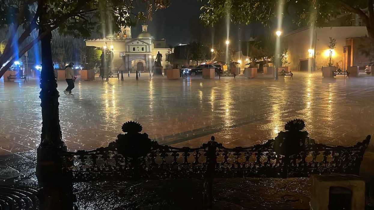 Cielo nublado y lluvia intensa sobre una avenida de Querétaro durante el temporal pronosticado por Conagua.