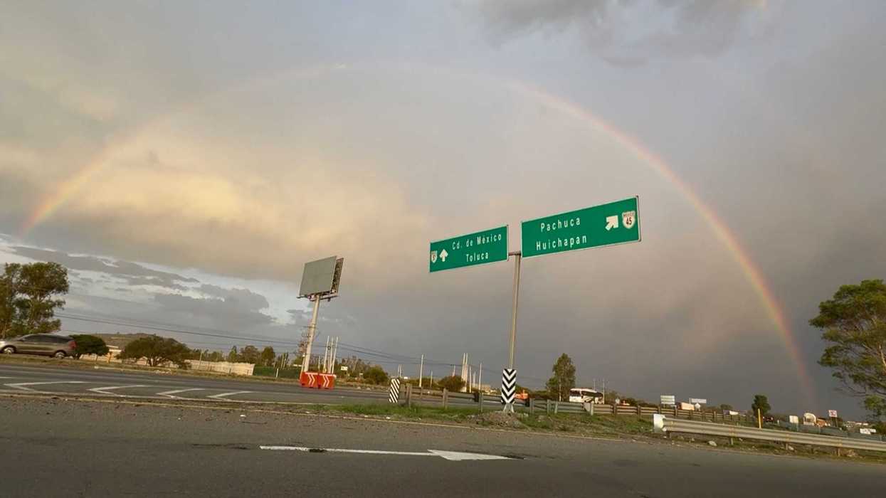 Cielo parcialmente nublado sobre la ciudad de Querétaro en una jornada calurosa con ráfagas de viento entre edificios.