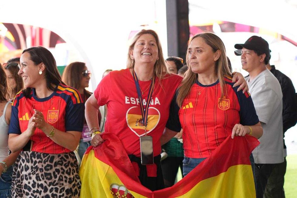Cientos de aficionados observan un partido del Mundial en la pantalla gigante del M\u00e9xicQ Zona Fest, bajo banderas de distintos pa\u00edses